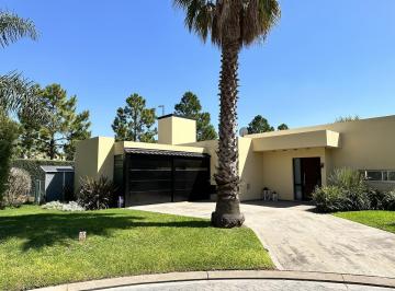 Casa · 290m² · 6 Ambientes · 2 Cocheras · Casa Miraflores Funes Hills. Categoría
