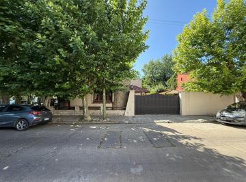 Casa · 181m² · 4 Dormitorios · 3 Cocheras · Casa en Esquina 3 Dorm (Suite), Cochera 2 Autos, Quincho y Terraza. Venta Directa – Banfield Oeste