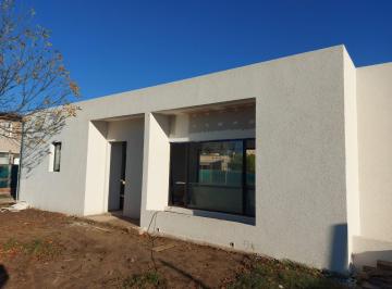 Casa · 140m² · 4 Ambientes · 2 Cocheras · Casa 4 Ambientes a Estrenar! Barrio Santa Isabel.