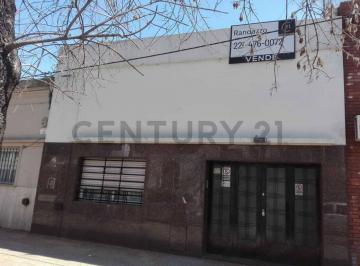 Casa · 136m² · 5 Ambientes · 2 Cocheras · Venta de Casa en La Plata Calle 62 E/ 10 y 11