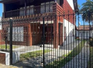 Casa · 200m² · 4 Ambientes · 5 Cocheras · Hermosa Casa en Cruce Castelar
