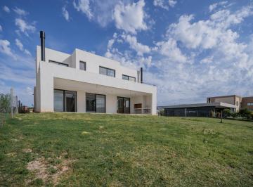 Casa · 223m² · 6 Ambientes · 3 Cocheras · Casa en Venta 6 Ambientes en Barrio Santa Ana - Tigre a La Laguna