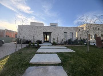 Casa · 223m² · 6 Ambientes · 3 Cocheras · Casa en Venta 6 Ambientes en Barrio Santa Ana - Tigre a La Laguna