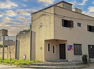Casa · 130m² · 4 Ambientes · 1 Cochera · Casa con Amplio Terreno Ideal Para Terminar. Apta Crédito. Tomo Casa o Duplex de Menor Valor en Pago
