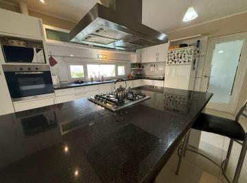 Casa de 8 ambientes, General Gutiérrez · Hermosa Casa en Barrio Viñas del Torreon