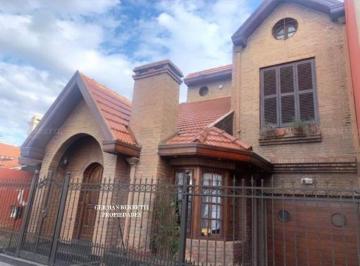 Casa · 160m² · 5 Ambientes · 3 Cocheras · Casa en Venta Ubicado en Bernal, Quilmes