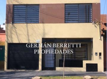 Casa · 170m² · 4 Ambientes · 2 Cocheras · Casa Chalet en Venta Ubicado en Lanús Este, Lanús