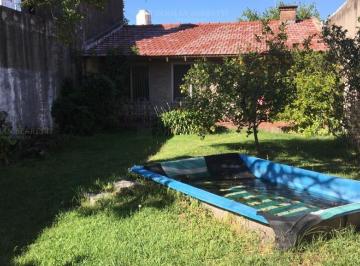 Casa · 95m² · 4 Ambientes · 1 Cochera · Casa Chalet en Venta Ubicado en Lanús Este, Lanús