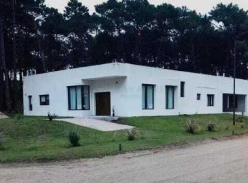 Casa · 240m² · 4 Ambientes · 3 Cocheras · Casa en Venta Ubicado en Pinamar, Costa Atlántica, Buenos Aires