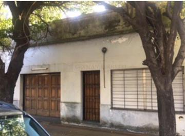 Casa · 220m² · 6 Ambientes · 1 Cochera · Casa en Venta Ubicado en Remedios de Escalada, Lanús
