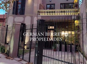 Casa · 160m² · 4 Ambientes · 2 Cocheras · Casa Chalet en Venta Ubicado en Lomas de Zamora, G. B. a. Zona Sur
