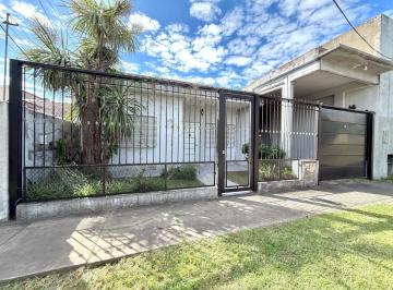 Casa · 100m² · 3 Ambientes · 3 Cocheras · Casa en Venta de 3 Ambientes con Parque y Garage