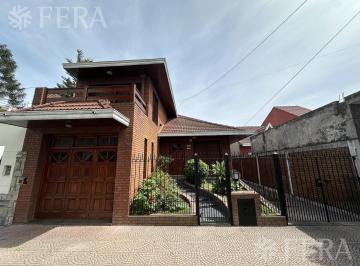 Casa · 195m² · 5 Ambientes · 1 Cochera · Venta de Casa 5 Ambientes con Cochera y Quincho en Quilmes Oeste
