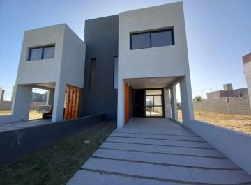 Casa · 122m² · 4 Ambientes · 2 Cocheras · Duplex en Venta Valle Cercano 3 Dorm.