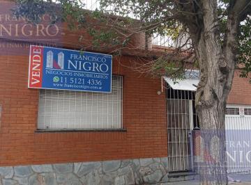 Casa · 113m² · 4 Ambientes · 1 Cochera · Venta Casa Para Reciclar o Nuevo Desarrrollo en Monte Castro