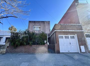 Casa · 170m² · 4 Ambientes · 1 Cochera · Impecable Chalet de 3 Dorm 3 Baños Garage Quincho Jardín - Apto Credito!