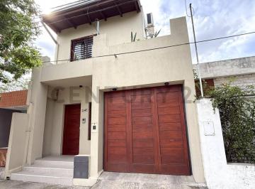 Casa · 125m² · 2 Dormitorios · 1 Cochera · Hermosa Casa en PH a m de Plaza San Martín – Venado Tuerto