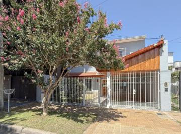 Casa · 181m² · 6 Ambientes · 1 Cochera · Venta Chalet de 6 Amb. con Jardín y Cochera en Munro | Ubicación Estratégica