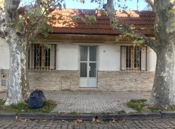 Casa · 155m² · 4 Ambientes · Oportunidad - Impecable 3 Dorm - Quincho - Jardín en Excelente Zona!