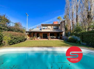 Casa · 499m² · 8 Ambientes · 3 Cocheras · Casa en Venta Barrio Fisherton 4 Dorm. Piscina Jardín Parilla Amplio Luminoso Oportunidad