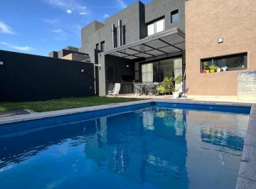 Casa · 135m² · 2 Cocheras · Casa en San Ignacio Village 3 Dorm, C/ Pileta