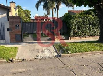 Casa · 60m² · 5 Ambientes · 2 Cocheras · Lg, Esplendida Casa con 3 Dorm., Muy Buena Ubicacion