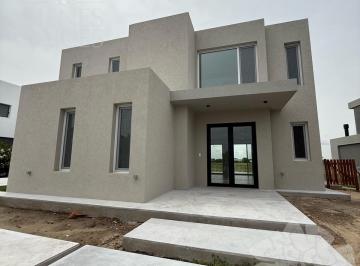 Casa · 221m² · 6 Ambientes · 2 Cocheras · Hermosa Casa en Venta en El Canton - Golf