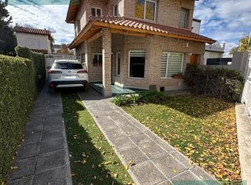 Casa · 411m² · 10 Ambientes · 1 Cochera · Casa en Villa Regina