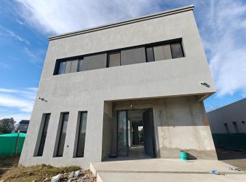 Casa · 174m² · 5 Ambientes · 2 Cocheras · Moderna Casa en Santa Elena