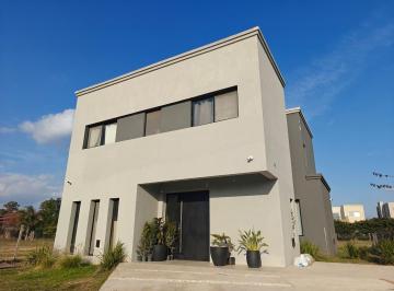 Casa · 174m² · 5 Ambientes · 2 Cocheras · Moderna Casa en Santa Elena