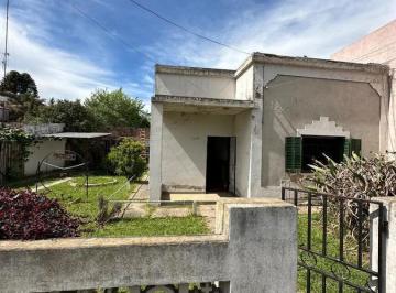 Casa · 200m² · 4 Ambientes · 3 Cocheras · Casa en Jáuregui Amplia y Luminosa Apta Credito