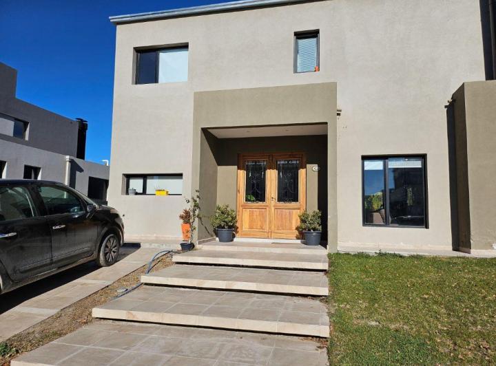 Casa · 291m² · 6 Ambientes · 2 Cocheras