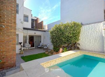 Casa · 137m² · 6 Ambientes · 1 Cochera · Venta/permuta - Casa de 3 Dorm. Comodín con Jardín, Pileta y Cochera. Apto Crédito.
