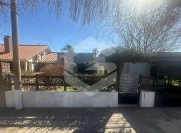 Casa · 136m² · 4 Ambientes · 1 Cochera · Casa en Venta