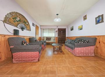 Casa · 111m² · 4 Ambientes · 1 Cochera · Amplia Casa en Venta en Pasaje Calvento 2151