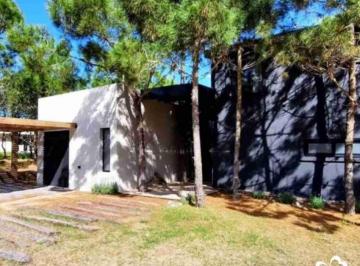 Casa · 330m² · 8 Ambientes · 1 Cochera · Costa Esmeralda - Casa en Venta, Totalmente Equipada. Barrio Maritimo IV 48
