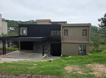 Casa · 330m² · Casa en Venta La Deseada a Estrenar 3 Dorm.