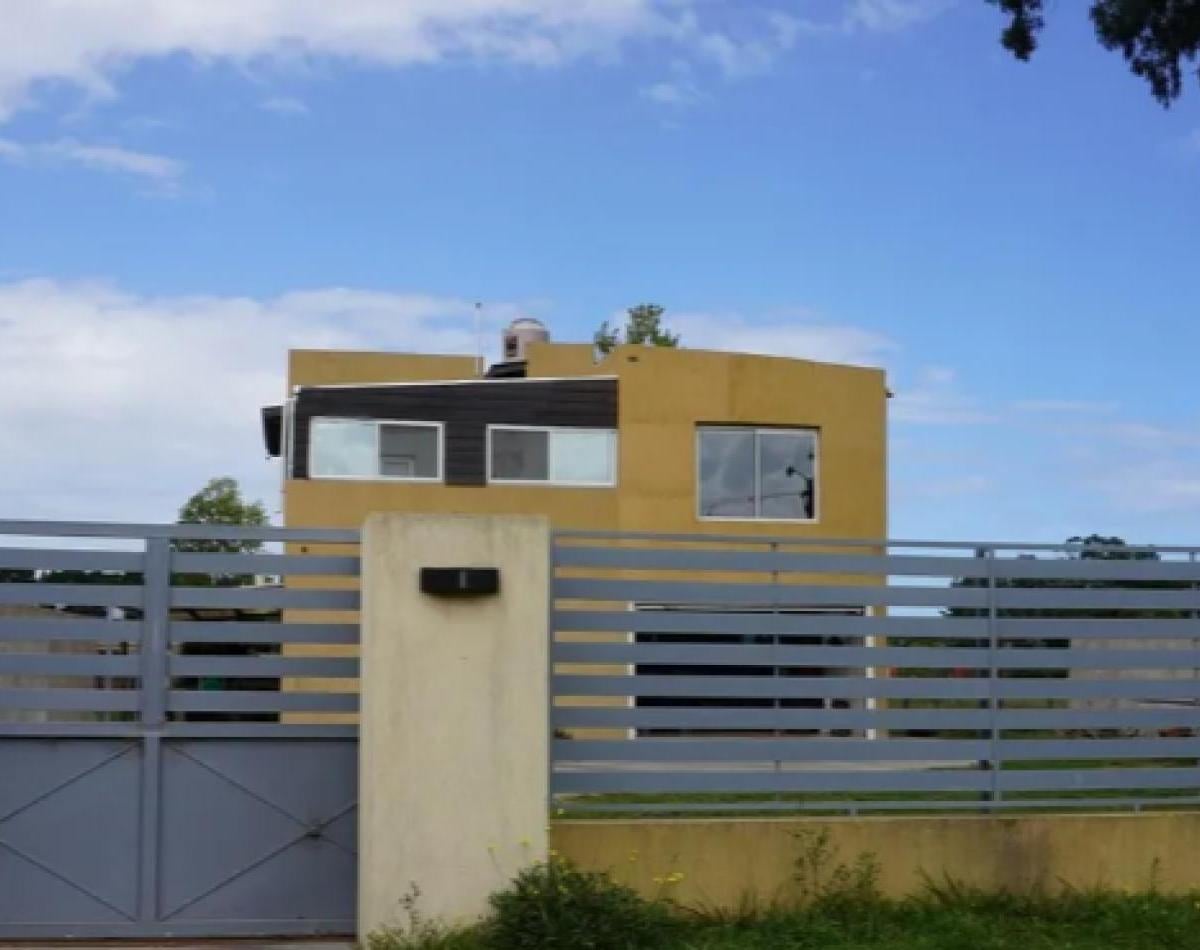 Casa 2 dorm, 210m² con cochera y parque — La Caleta