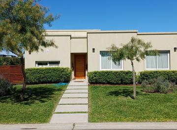 Casa · 120m² · 5 Ambientes · 4 Cocheras · Casa en Santa Elena
