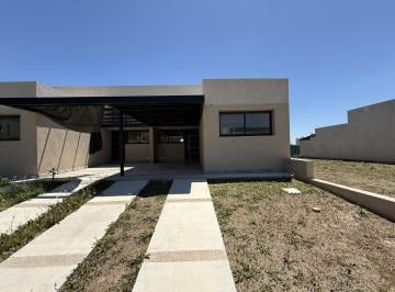 Casa · 75m² · 4 Ambientes · 2 Cocheras · Se Vende Duplex en Docta de 2 Dorm.