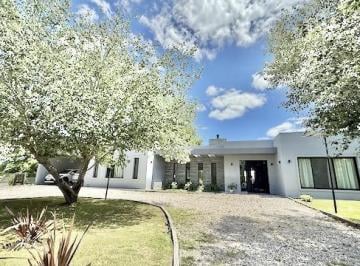 Casa · 260m² · 4 Ambientes · 4 Cocheras · Casa Club de Campo y Golf - La Primavera - Carlos Keen - Lujan - 3 Dorm. - Pileta