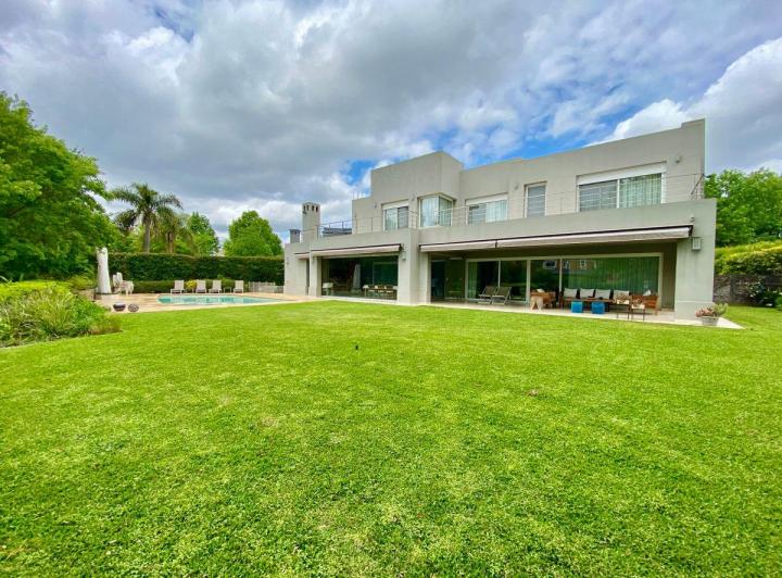 Casa · 590m² · 8 Ambientes · 2 Cocheras