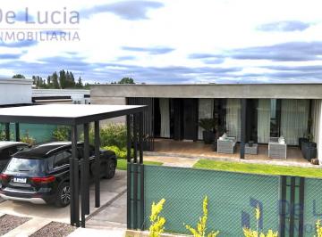 Casa · 228m² · 4 Ambientes · 2 Cocheras · 3 Hab/3 Baños/cochera Doble