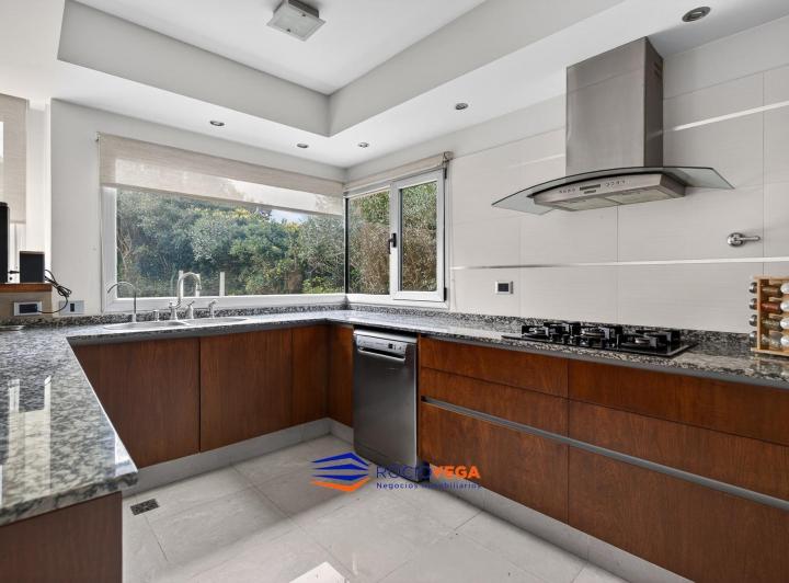 Casa · 256m² · 5 Ambientes · 1 Cochera