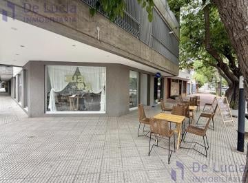 Local comercial · 81m² · 2 Ambientes · Local Esquina/ 53 M&sup2;/bancario