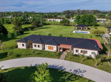 Casa · 350m² · 8 Ambientes · 6 Cocheras · Casa en Santa Matilde