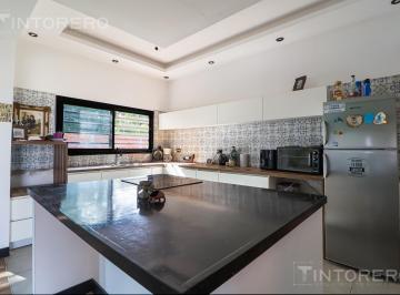 Casa · 85m² · 4 Ambientes · 4 Cocheras · Vnta Casa 4 Ambientes Parque y Cochera en Alvarez