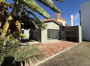 Casa · 128m² · 3 Ambientes · 2 Cocheras · Casa de 2 Dorm. en Venta en Manuel B. Gonnet
