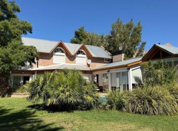 Casa · 800m² · 9 Ambientes · 2 Cocheras · Casa en Jardines de Rey