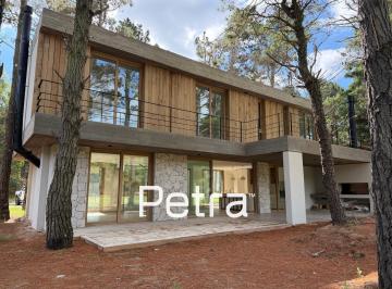 Casa · 227m² · 5 Ambientes · 1 Cochera · Casa en Venta en Pinamar. Isla del Golf